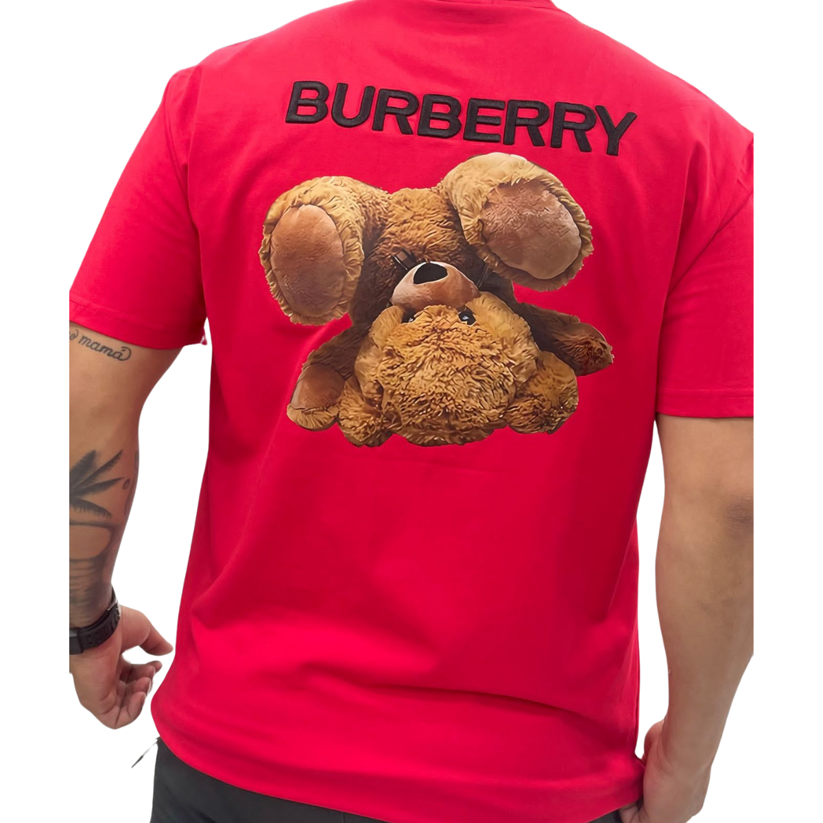 Comprar Camiseta Burberry Playera Hombre en Onlineshoppingcenterg. Si quieres comprar camiseta Burberry playera hombre, en Onlineshoppingcenterg encontrarás una variedad de opciones originales para lucir esta icónica marca de lujo británica. Con Burberry, puedes agregar un toque clásico y sofisticado a tu estilo diario. Aquí te contamos por qué elegir una camiseta Burberry y cómo aprovechar al máximo tu compra.  ¿Por Qué Comprar una Camiseta Burberry para Hombre? Burberry es reconocida mundialmente por su calidad y diseño. Desde sus camisas Burberry para hombre hasta sus camisetas Burberry originales, cada prenda es sinónimo de elegancia. Una playera Burberry hombre te brinda la mezcla perfecta de comodidad y estilo.  Ventajas de Comprar Camisas y Playeras Burberry Originales Calidad Premium: Cada camiseta y camisa Burberry está fabricada con materiales de alta calidad, lo que garantiza durabilidad. Diseño Atemporal: Las camisas Burberry para hombre tienen un diseño único, que se adapta tanto a ocasiones formales como casuales. Marca de Prestigio: Burberry es una de las marcas de lujo más antiguas del mundo. Vestir una camiseta Burberry negra o una camisa Burberry polo aporta un toque distinguido. Preguntas Comunes sobre la Camisa Burberry 1. ¿Qué Estilos de Camisetas y Camisas Burberry para Hombre Hay? Burberry ofrece una variedad de estilos, desde las camisas Burberry de hombre con el clásico patrón de cuadros hasta playeras Burberry para hombre más modernas. Aquí puedes encontrar camisetas básicas en colores neutros, camisas Burberry negras, camisas manga larga Burberry, y las populares camisas Burberry tipo polo.